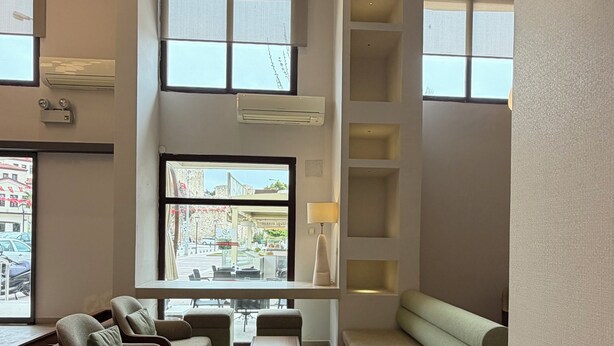 A modern living room with a sofa, armchairs, a coffee table, and a kettle. - Ridvan Hotel (Cesme)