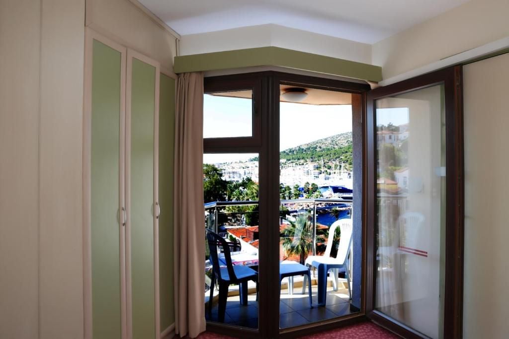Een balkon met uitzicht op een heuvel en een zwembad.
