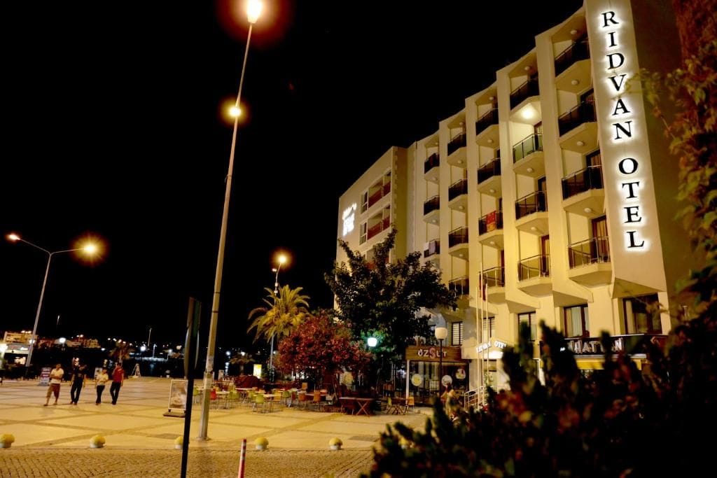 Um edifício de vários andares com o nome 'RIDVAN OTEI' em destaque.