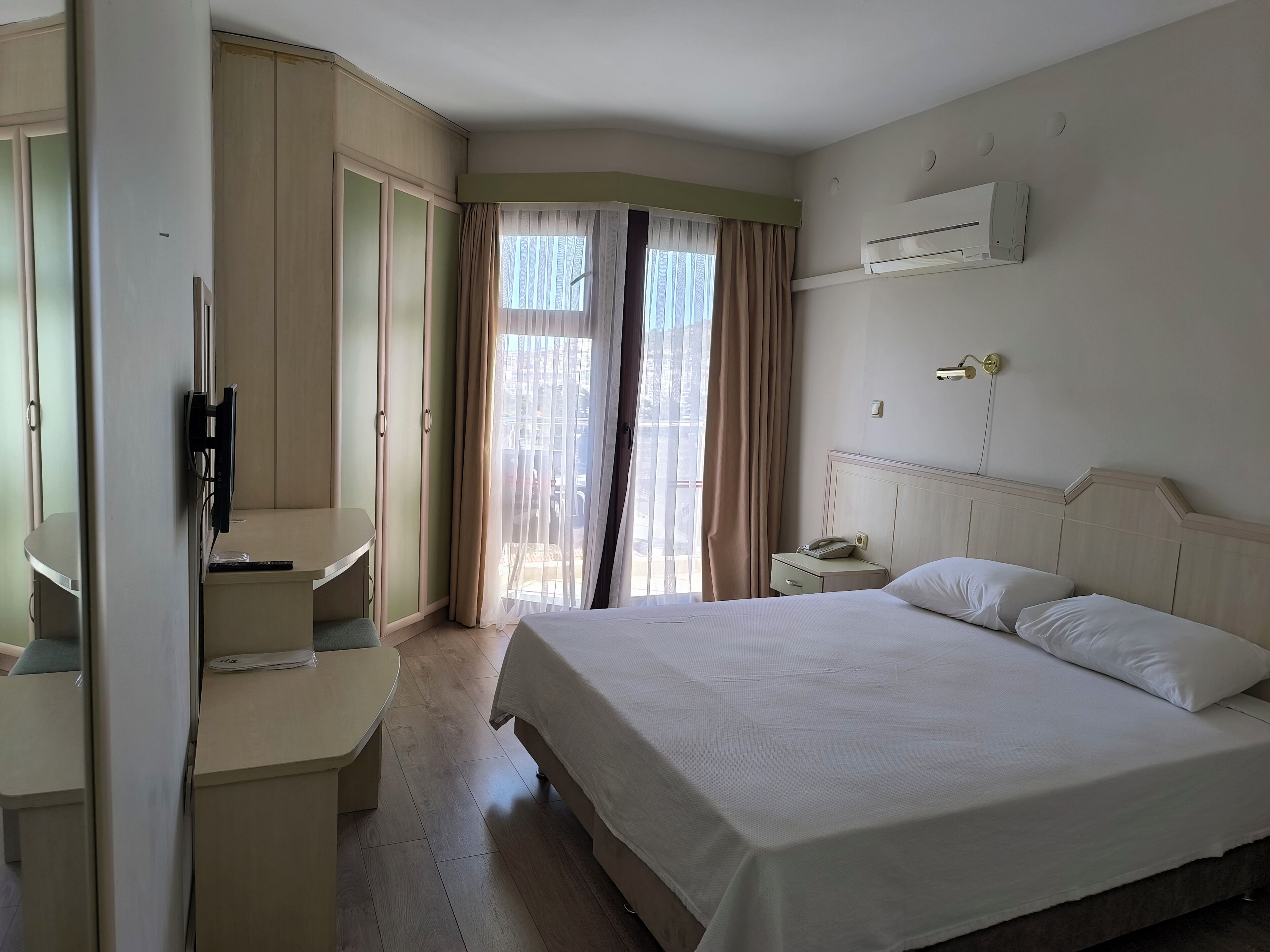 classic room, non smoking | in-room safe, free wifi, bed sheets