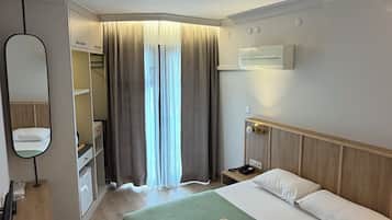 Deluxe Room | In-room safe, free WiFi, bed sheets