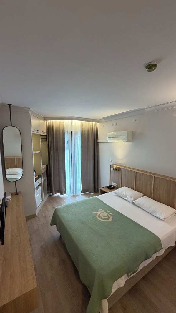 Deluxe Room | In-room safe, free WiFi, bed sheets