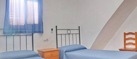 1 chambre, fer et planche à repasser, draps fournis