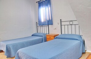 1 chambre, fer et planche à repasser, literie fournie