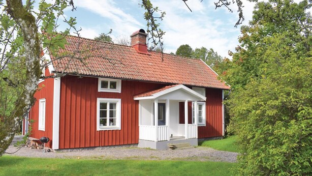 A red wooden house with a tiled roof, white windows, and a porch. - 3 bedroom lovely home in Lammhult (Lammhult)