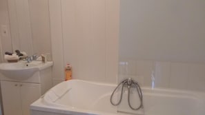 Tina con regadera, amenidades de baño gratuitas, secadora de cabello