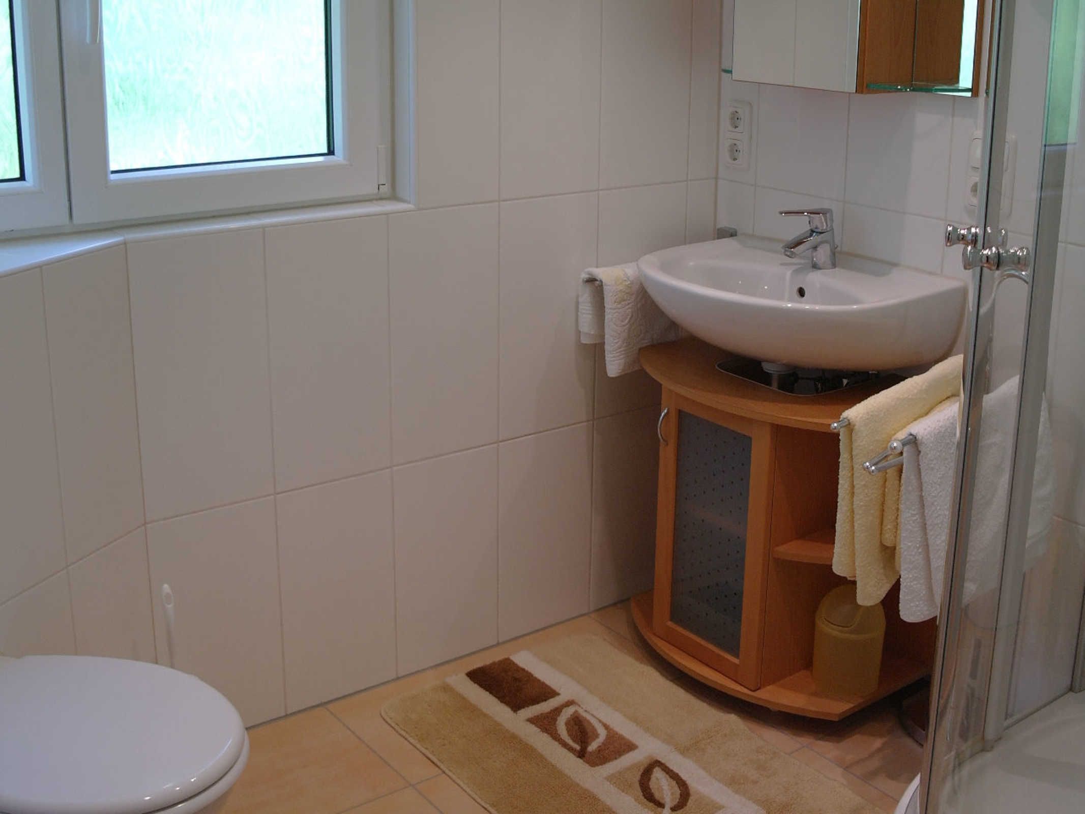 Ein Badezimmer mit Toilette, Waschbecken und Dusche.