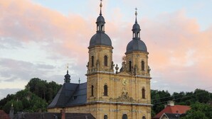 Eine historische Kirche mit zwei markanten Kuppeln und einem Glockenturm.