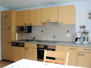 Kühlschrank, Mikrowelle, Ofen, Geschirrspüler