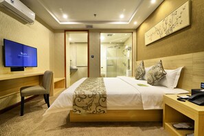 Executive Suite | Desk, blackout drapes, free WiFi, wheelchair access - SB Junying Hotel (Jiangmen)