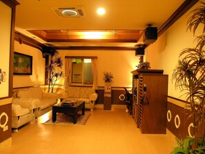 럭셔리 더블룸 또는 트윈룸, 킹사이즈침대 1개, 분사식 욕조 | 1 개의 침실, 고급 침구, 책상, 암막 커튼