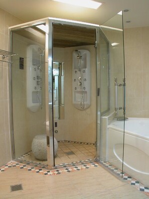 Luxe kamer, 1 twee- of 2 eenpersoonsbedden, 1 kingsize bed, bubbelbad | Badkamer | Een aparte badkuip en douche, een bubbelbad, een regendouche