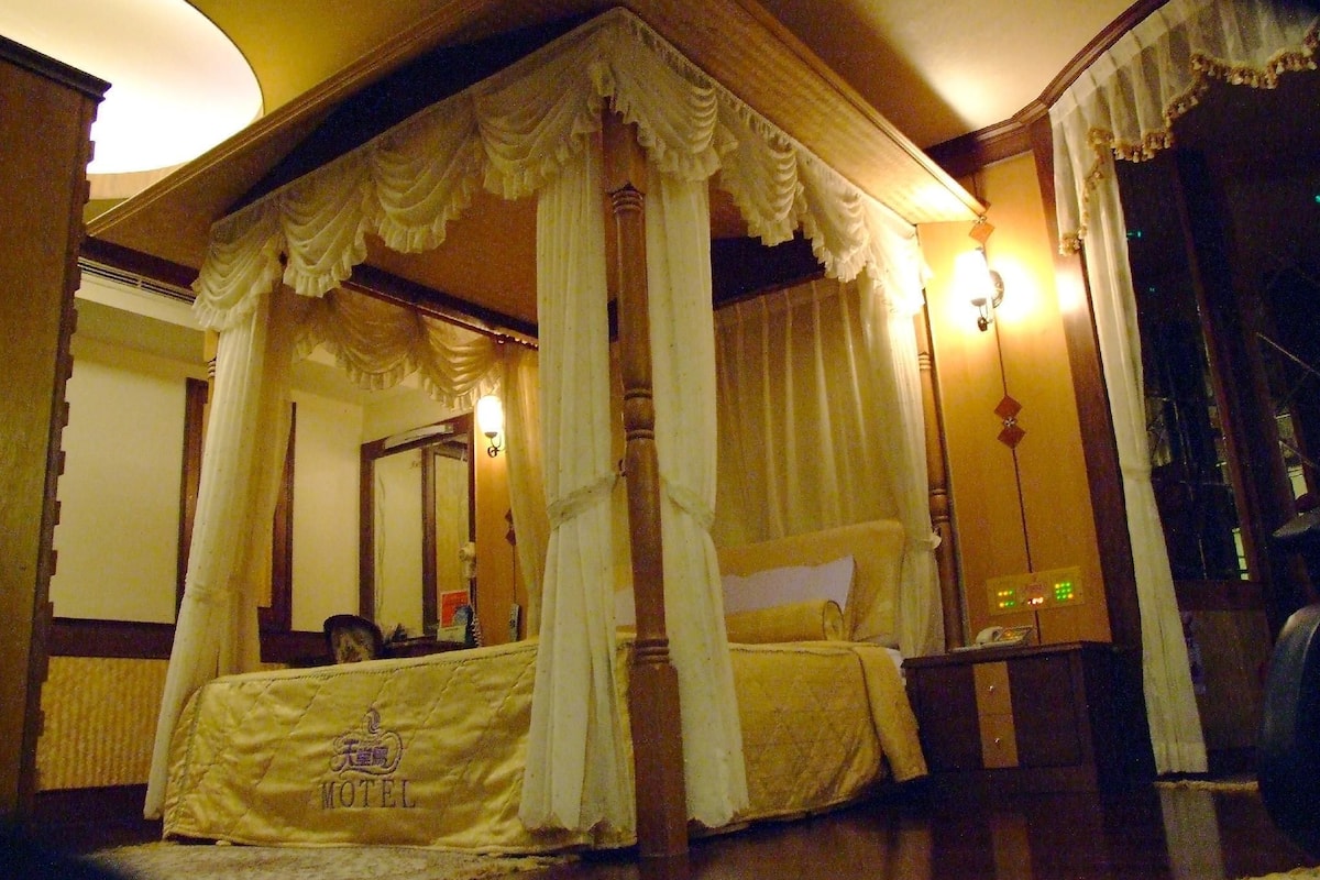 1 bedroom, premium bedding, desk, blackout drapes