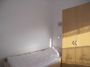 2 camere, culla da viaggio, lenzuola