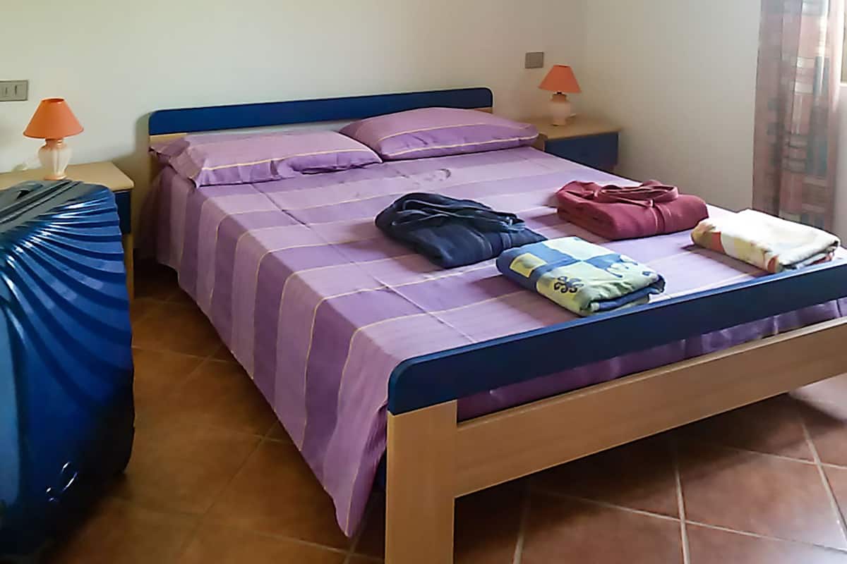 Desk, cots/infant beds