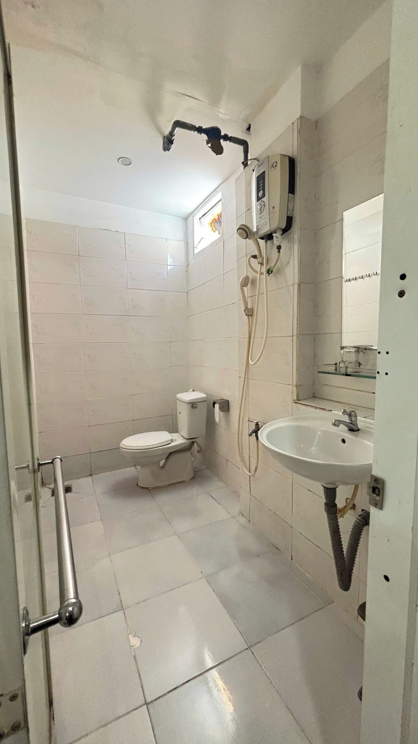 Habitación estándar | Baño | Ducha, artículos de higiene personal gratuitos y secador de pelo