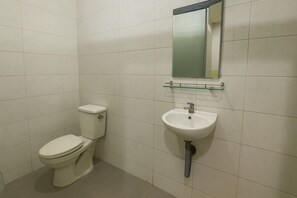 标准房 | 浴室 | 淋浴设施、免费洗浴用品、吹风机、拖鞋