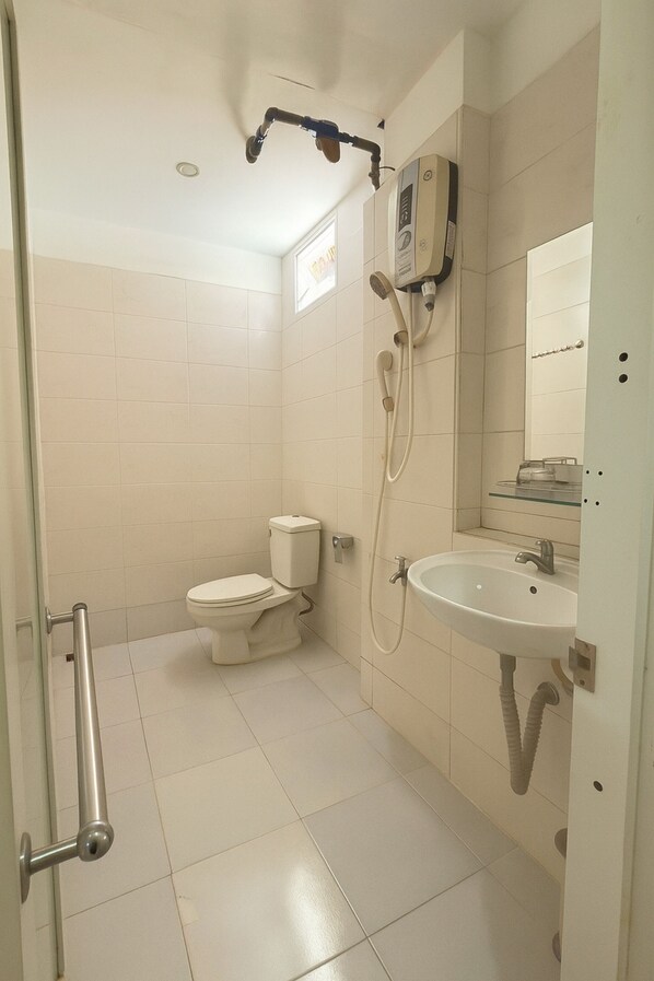 标准房 | 浴室 | 淋浴设施、免费洗浴用品、吹风机、拖鞋