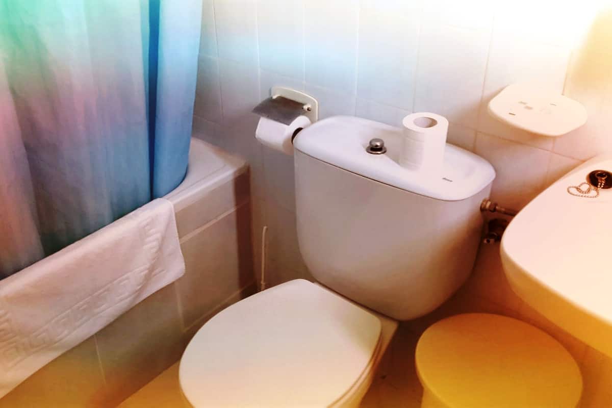 basic double room | bathroom | bathtub, free toiletries, towels