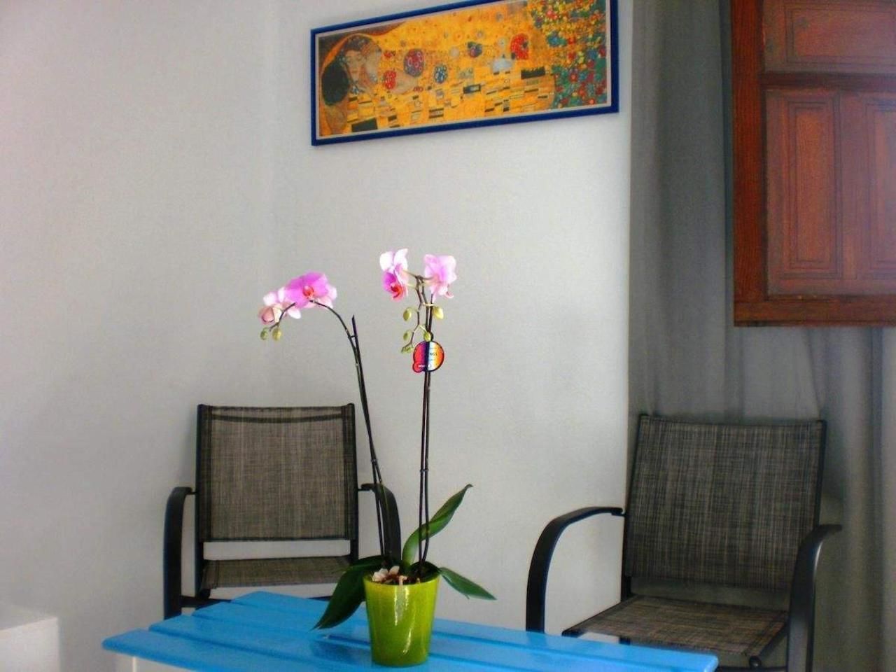 basic double room | living area | flat-screen tv