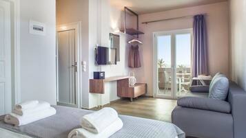 Ropa de cama de alta calidad y caja de seguridad en la habitación