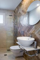 淋浴设施、大花洒淋浴喷头、吹风机、浴袍