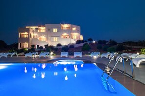 Outdoor pool, pool umbrellas, pool loungers - Evelyn Hotel (Chania)