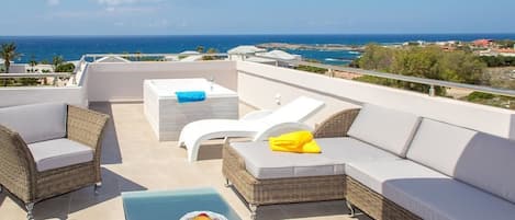 Suite, Hot Tub, Sea View | Jetted tub