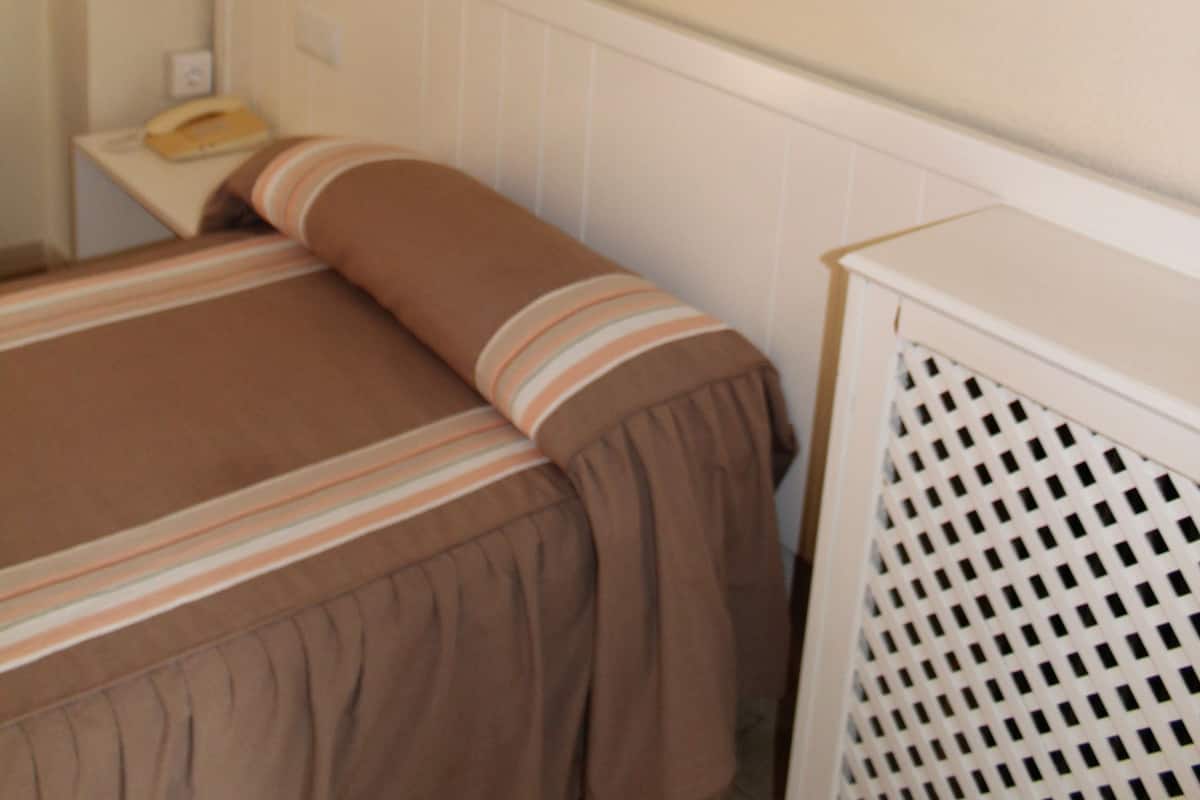Single Room | In-room safe, desk, iron/ironing board, free WiFi