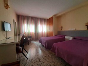 Kahden hengen huone (kaksi sänkyä) | Tallelokero huoneessa, työpöytä, silitysrauta/-lauta, ilmainen Wi-Fi