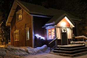 Majoituspaikan julkisivu illalla/yöllä