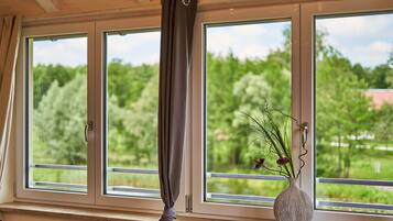 Family Apartment, 2 Bedrooms, Lake View | Ruang tamu | TV skrin rata, lantai dipanaskan