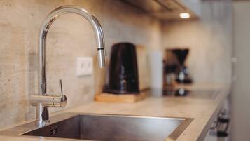 Apartemen Keluarga | Dapur pribadi | Lemari es, kompor, mesin pembuat kopi/teh, dan ketel listrik