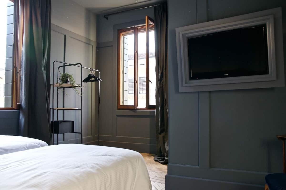 Een kluis op de kamer, een bureau, verduisterende gordijnen