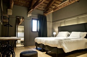 Deluxe Double Room, 1 Queen Bed, Non Smoking | In-room safe, desk, blackout drapes, soundproofing - Hotel 5 Colonne (Mirano)