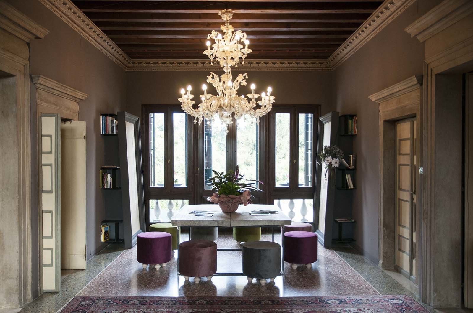 Khu tiếp khách ở sảnh