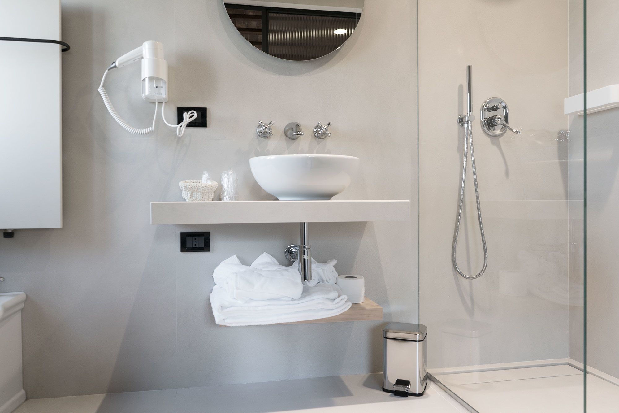 shower, free toiletries, hair dryer, bidet