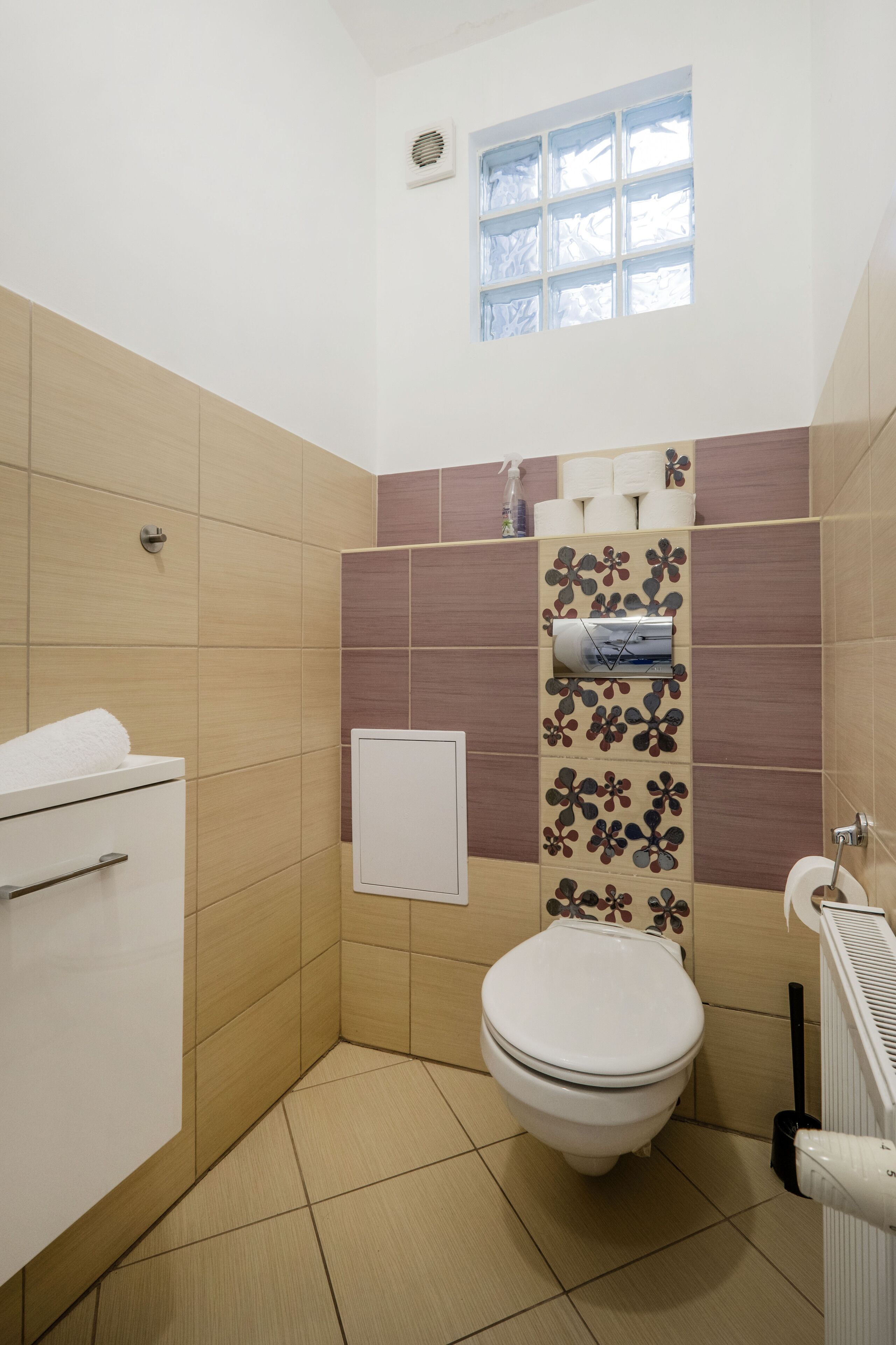 Un baño con inodoro, lavamanos y ventana.