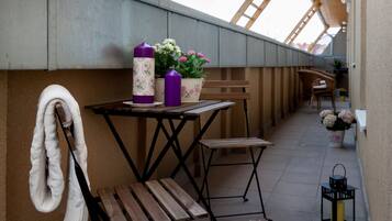 Apartamento superior, 3 quartos, sacada, vista para a cidade | Sacada