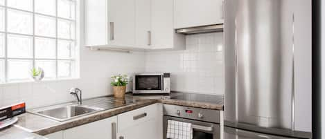 Apartamento superior, 1 habitación | Cocina privada | Frigorífico, microondas, horno y placa de cocina