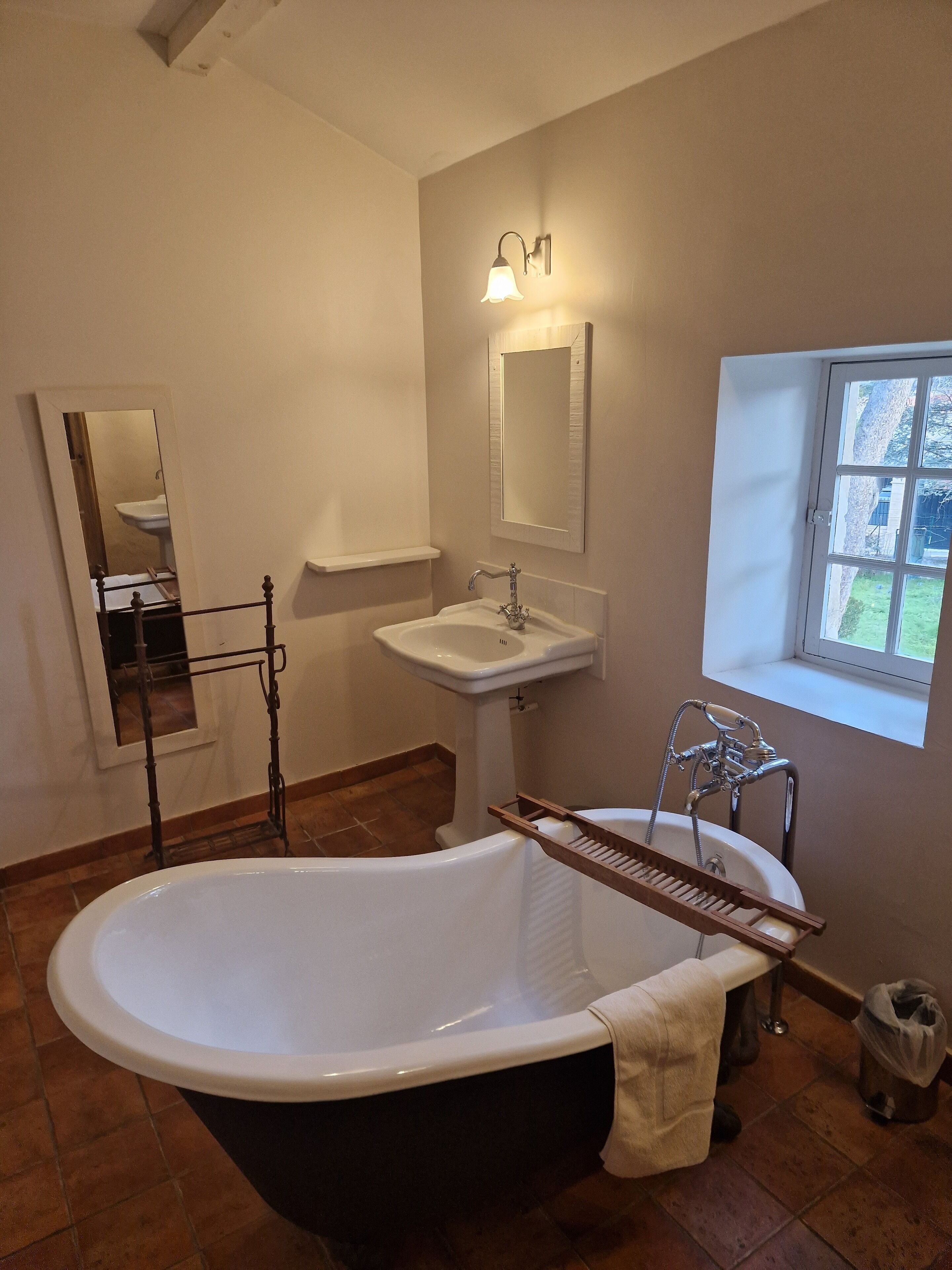 double room (quiétude) | bathroom | hair dryer, towels, soap, shampoo