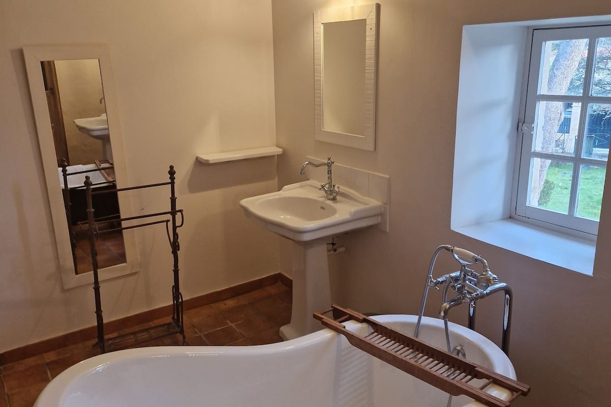 double room (quiétude) | bathroom | hair dryer, towels, soap, shampoo