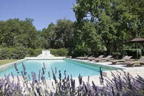 Piscine extérieure (ouverte en saison), parasols de plage