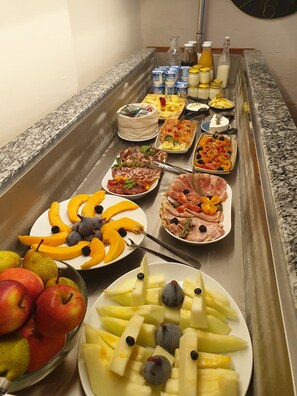 Daily buffet breakfast for a fee - La Bastide du bois Bréant (Maubec)