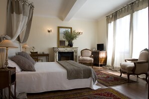 Double Room (Plénitude ) | Soundproofing, cots/infant beds, rollaway beds, free WiFi - La Bastide du bois Bréant (Maubec)
