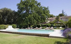 Seasonal outdoor pool, open 8:30 AM to 10:30 PM, pool umbrellas - La Bastide du bois Bréant (Maubec)