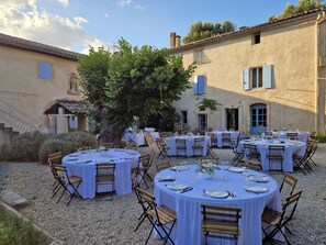 Serveert lunch en diner, regionale gerechten