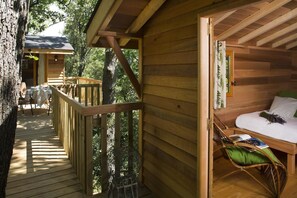 Boomhut, 2 slaapkamers | Geluiddichte muren, babybedden (toeslag), extra bedden (toeslag)