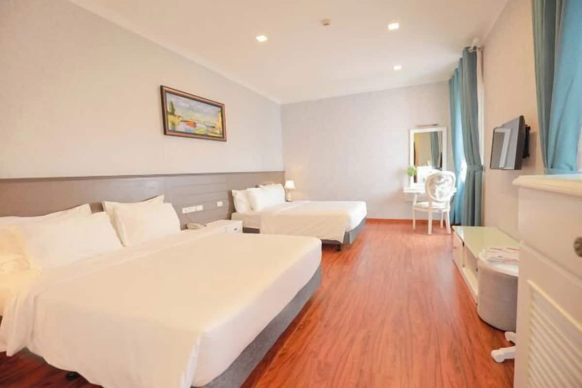 Minibar, desk, soundproofing, free WiFi