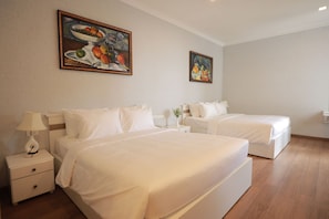 Habitación cuádruple superior, 2 camas Queen size | Minibar, escritorio, insonorización y wifi gratis 